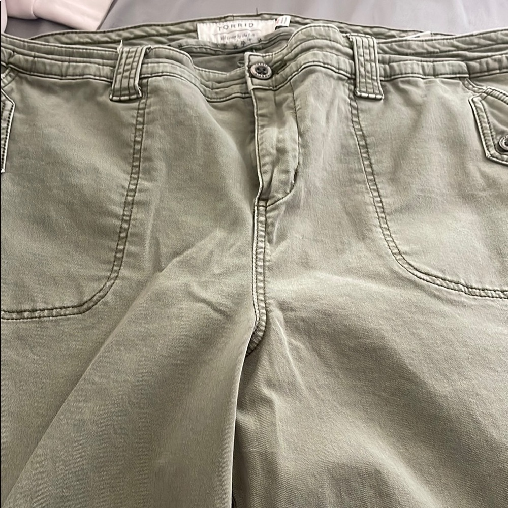 Olive Green capris ￼
Army green ￼
Cargo style Capris